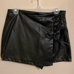 Black mini shorts forever 21 that looks like a skirt in the front